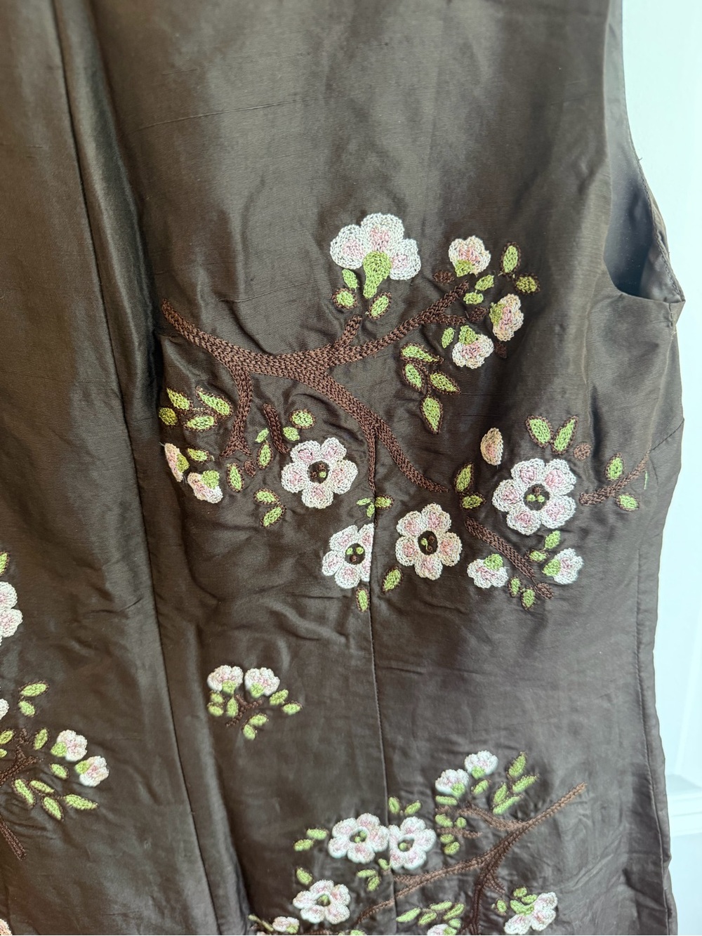 Gorgeous brown silk embroidered dress - Picture 5 of 5